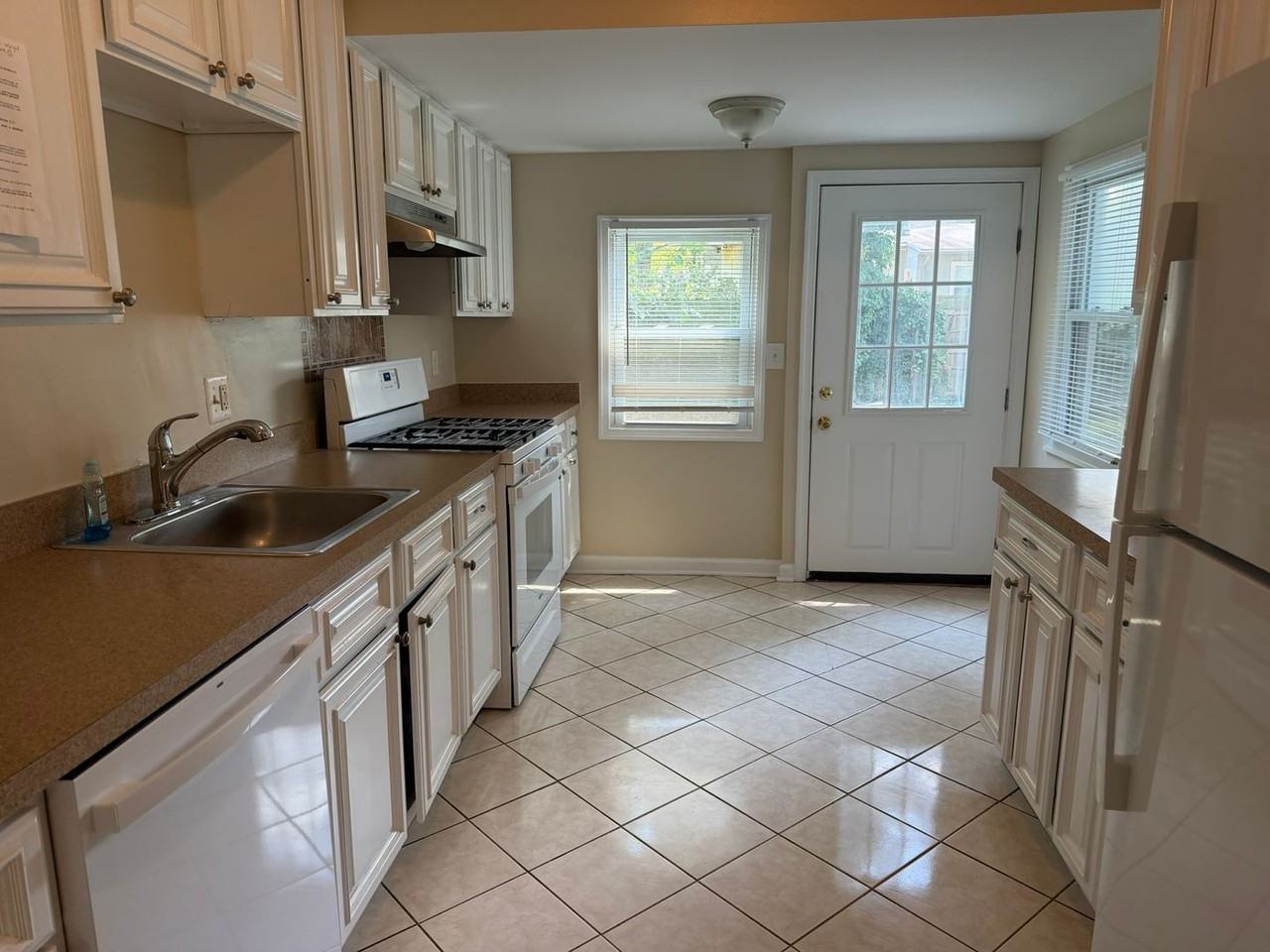 3901 Oglethorpe St - Photo 2 of 17