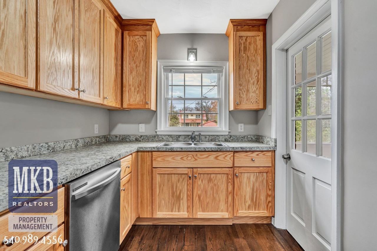 1914 Avon Rd Sw #B - Photo 6 of 16