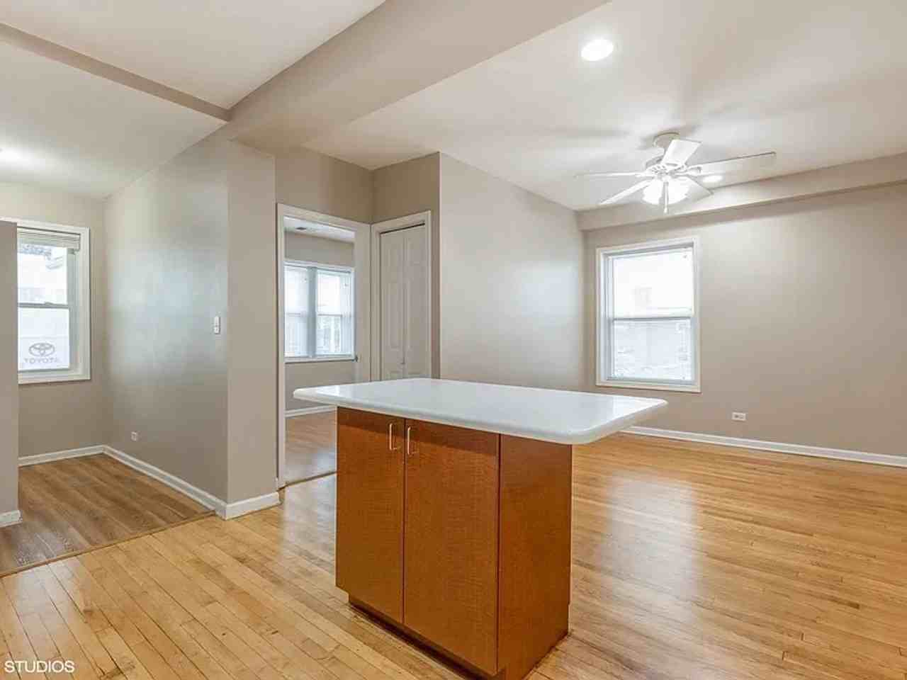 6038 N Claremont Ave - Photo 4 of 19