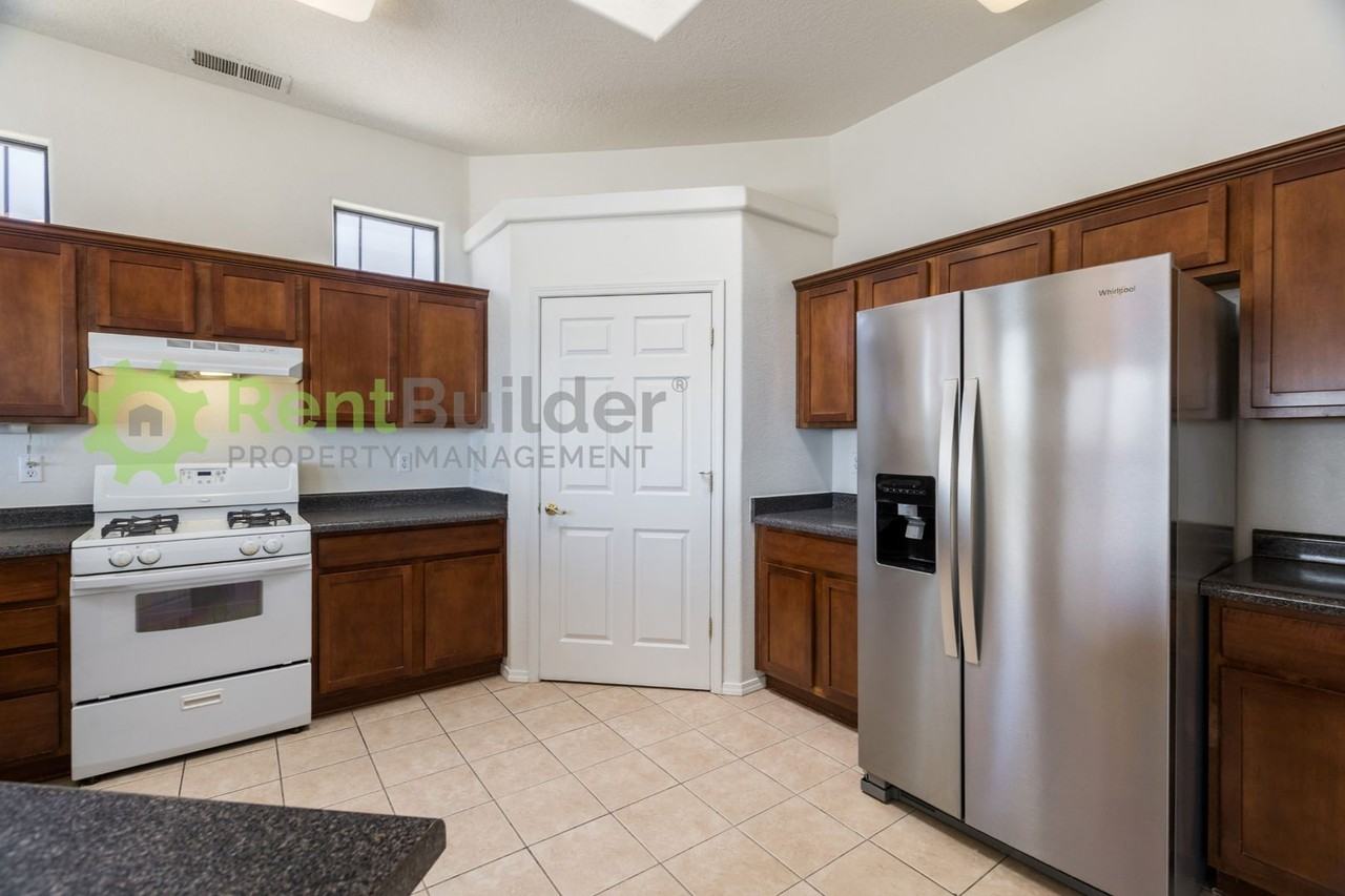 620 3rd St Ne - Photo 6 of 28
