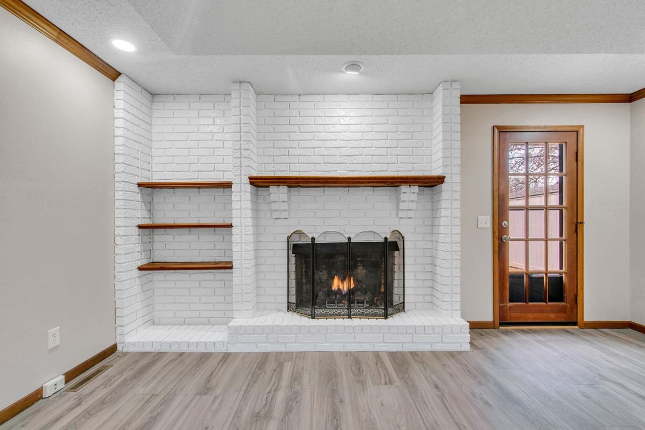 3921 S Cutler Ct - Photo 3 of 12