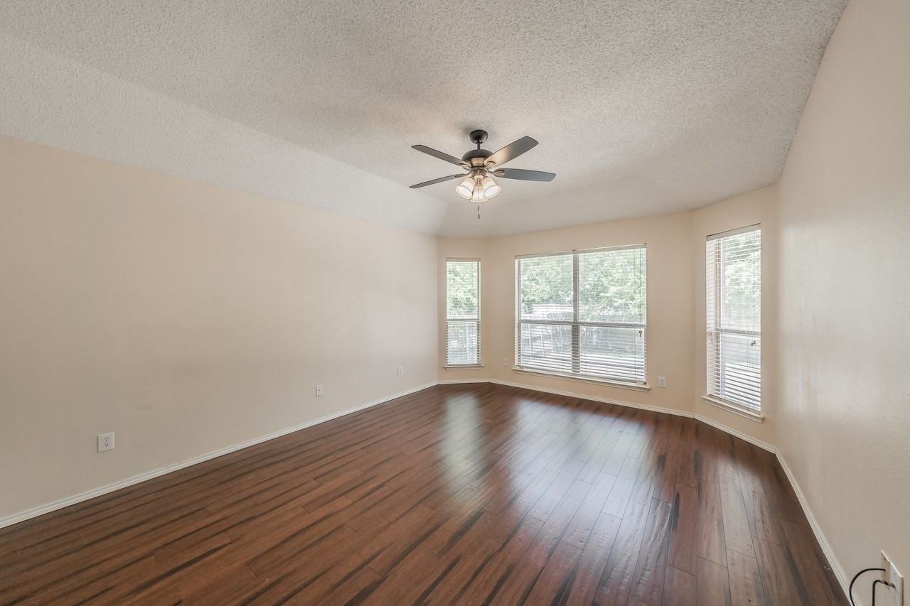 8109 Mosstree Dr - Photo 4 of 34