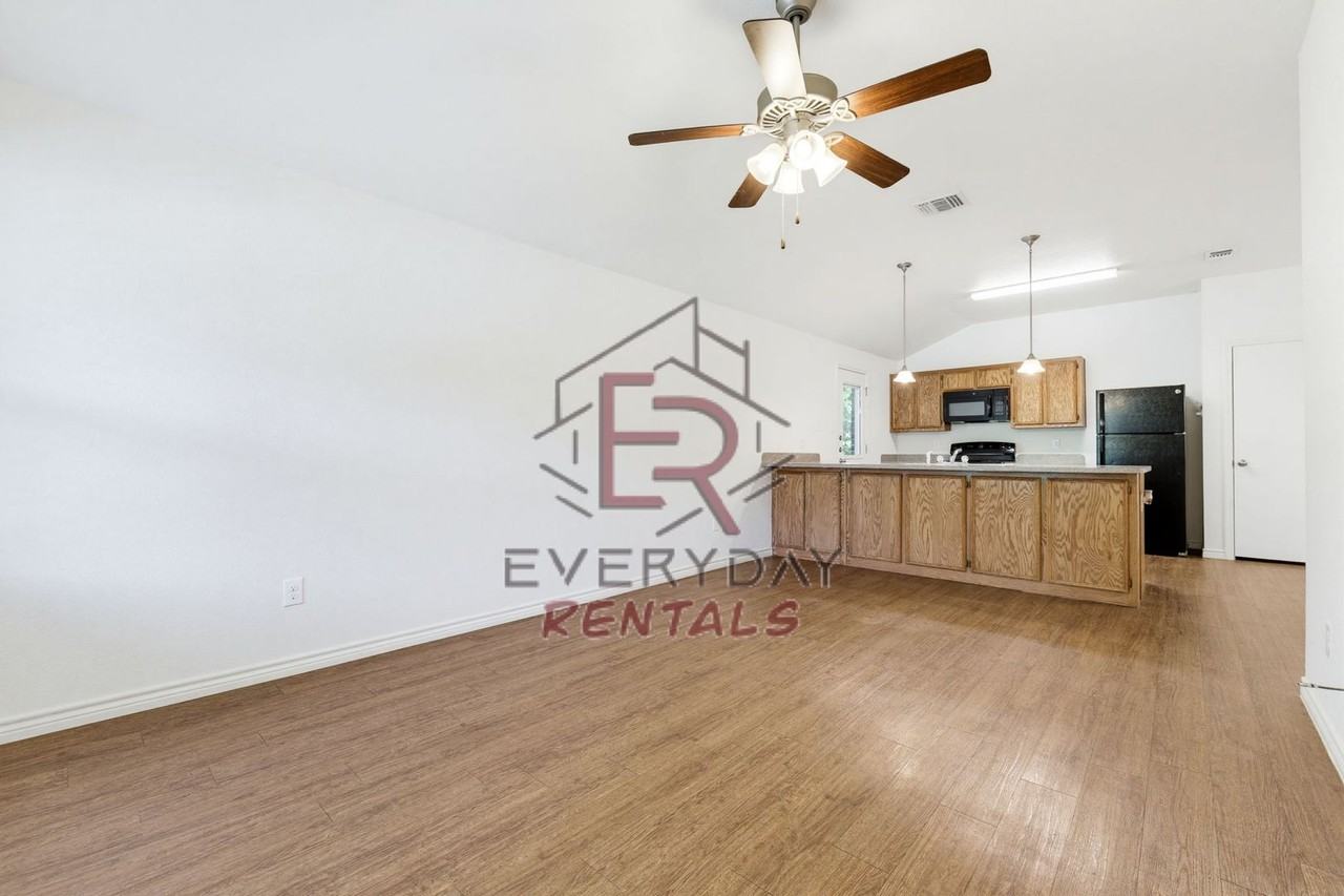 913 Ashwood St - Photo 2 of 15