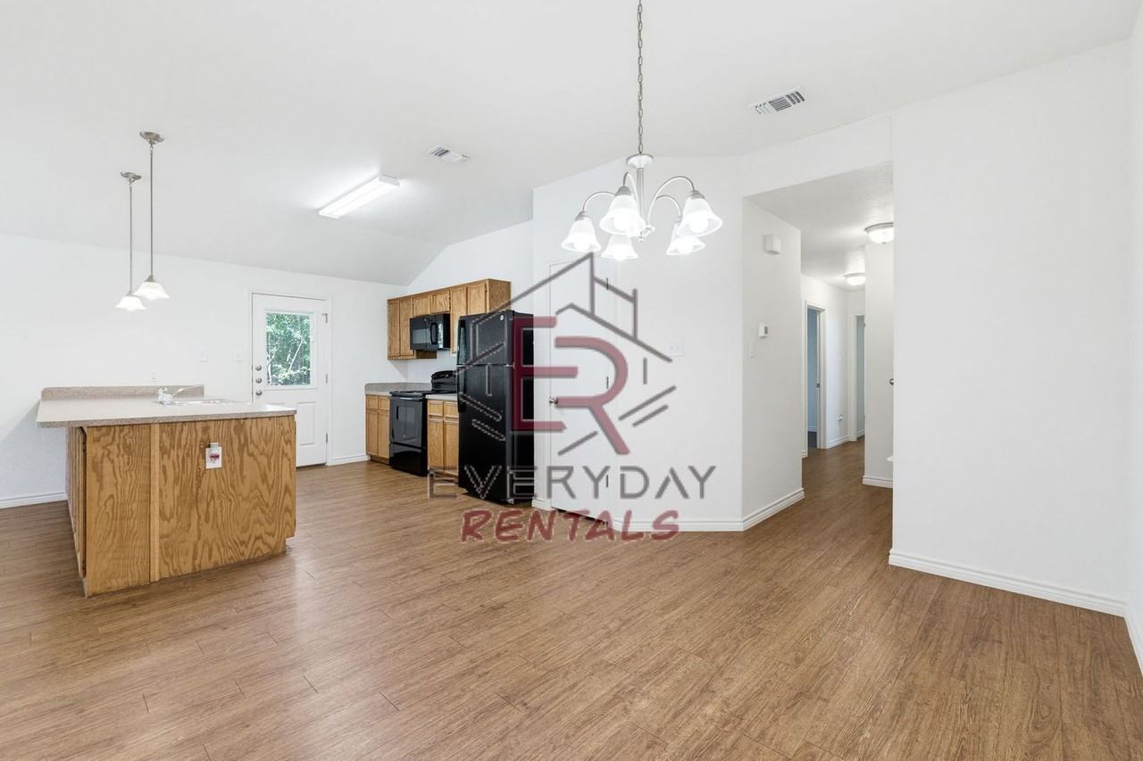913 Ashwood St - Photo 4 of 15