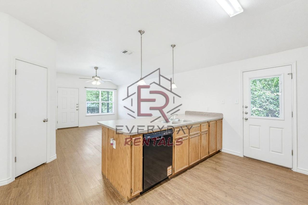 913 Ashwood St - Photo 5 of 15