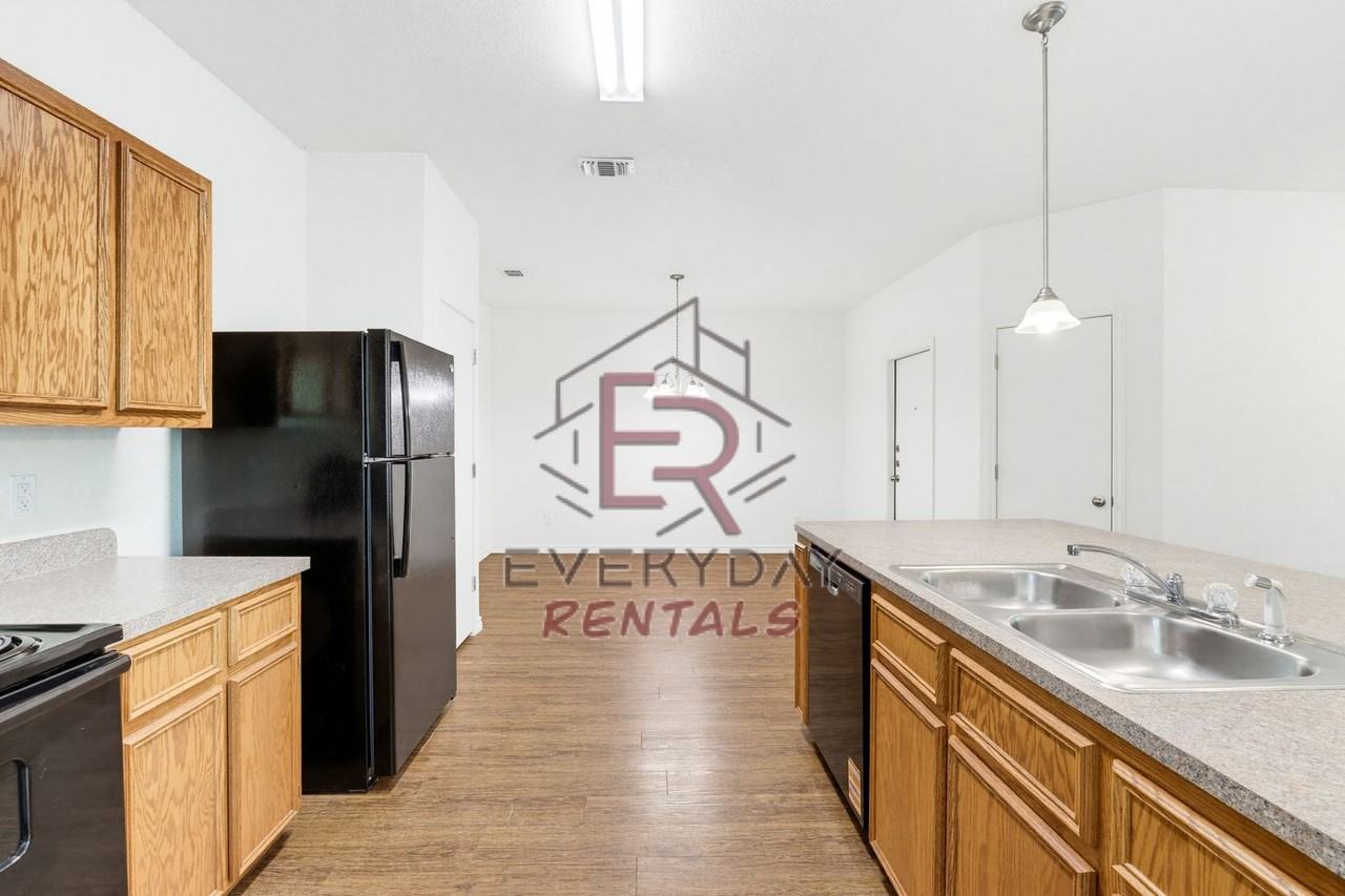 913 Ashwood St - Photo 6 of 15