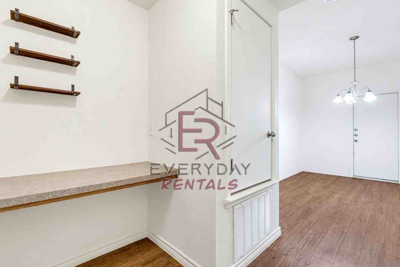 913 Ashwood St - Photo 7 of 15