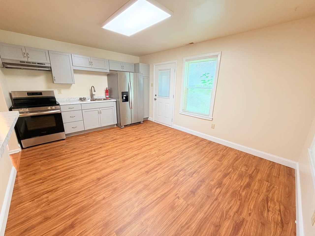 2035 N Graham Ave - Photo 7 of 31