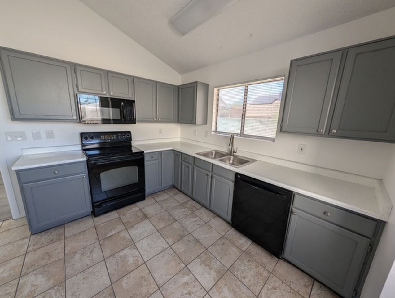 7340 W Tuckey Ln - Photo 4 of 29