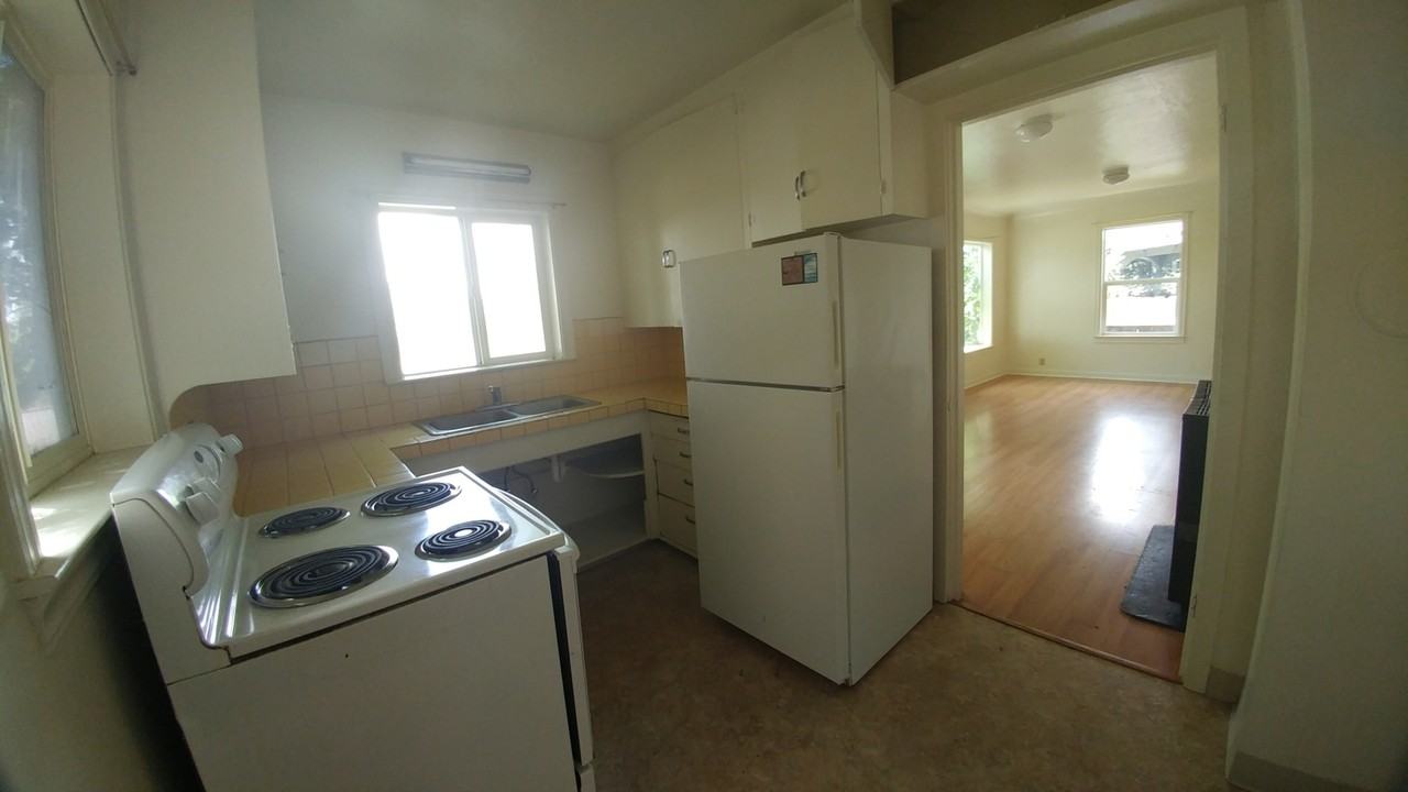 303 N Alameda Ave - Photo 3 of 7