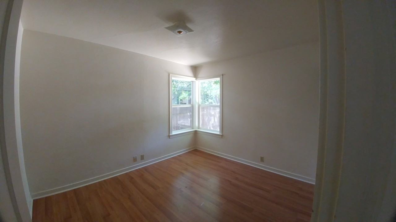 303 N Alameda Ave - Photo 4 of 7