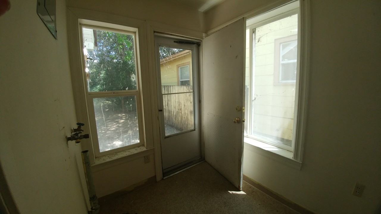 303 N Alameda Ave - Photo 7 of 7
