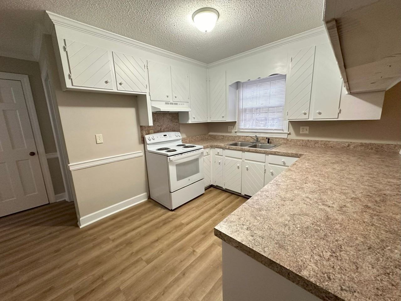 1497 Foxhall Dr - Photo 3 of 6