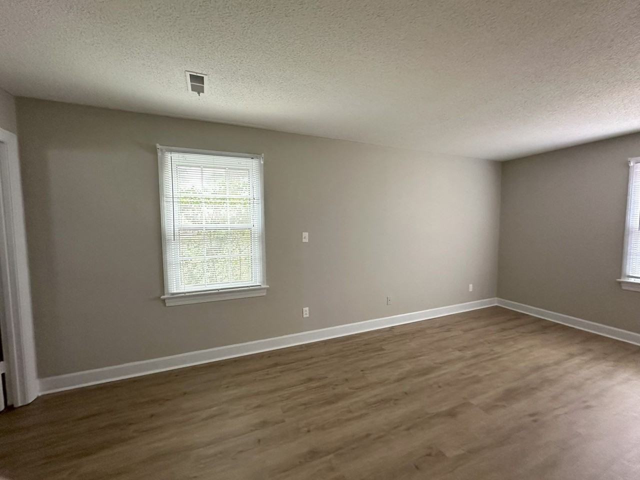 1497 Foxhall Dr - Photo 4 of 6