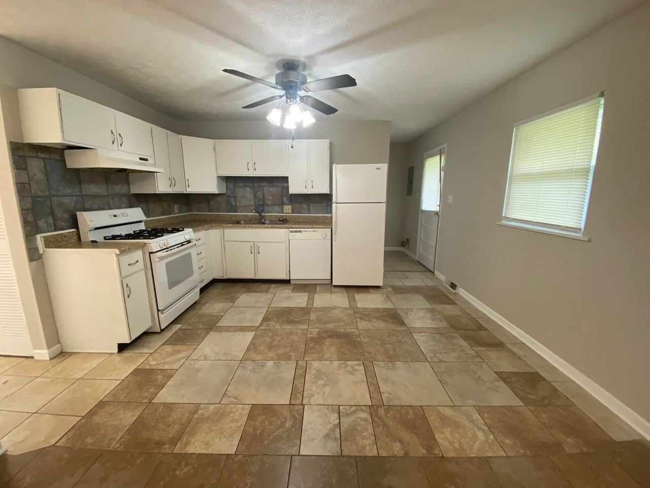 845 Middle Dr - Photo 5 of 11