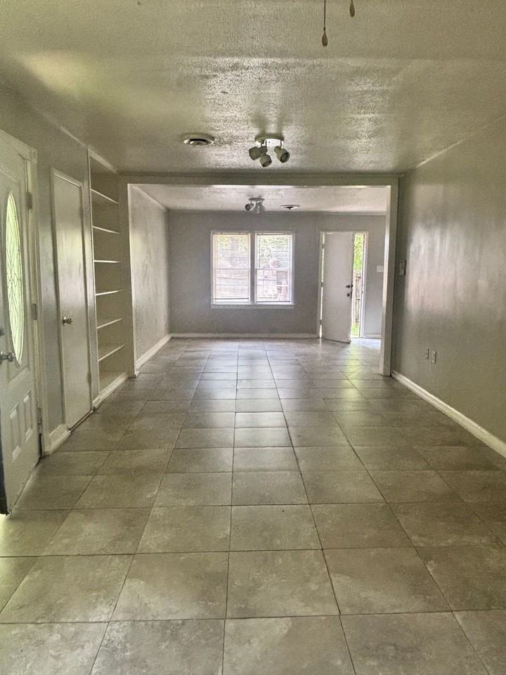 1452 Woody Dr - Photo 4 of 12