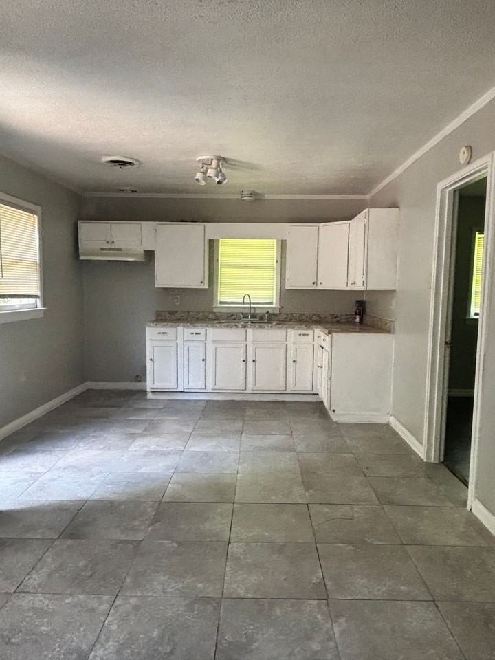 1452 Woody Dr - Photo 5 of 12