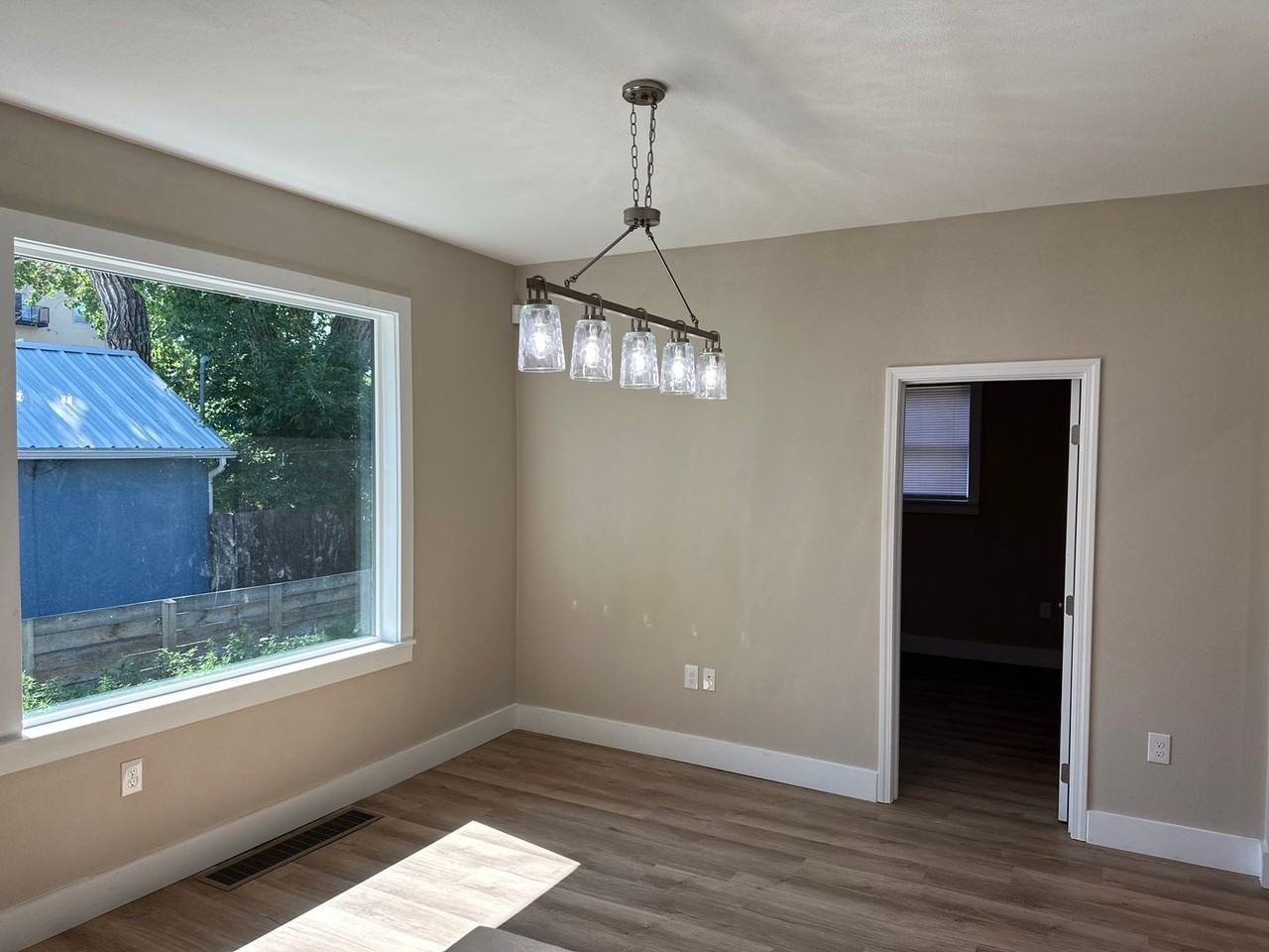 423 W Kiowa St - Photo 2 of 12
