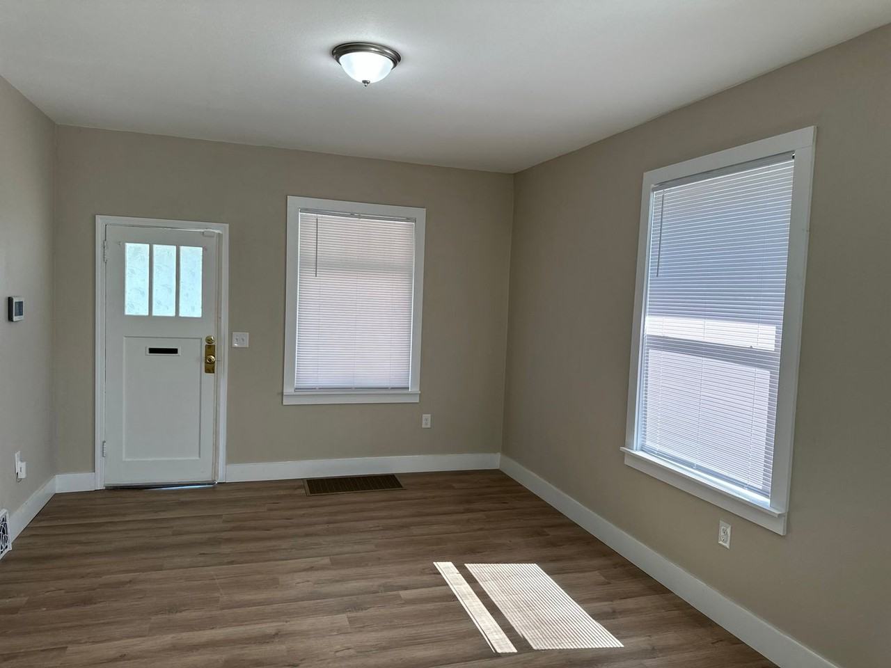 423 W Kiowa St - Photo 3 of 12