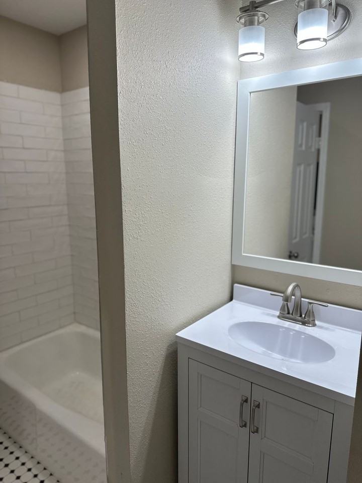423 W Kiowa St - Photo 6 of 12