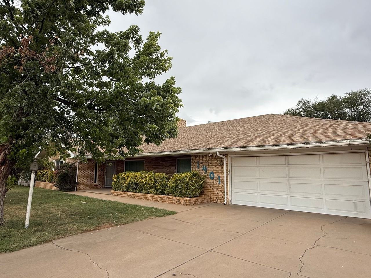 1401 Hillcrest Dr - Photo 2 of 35