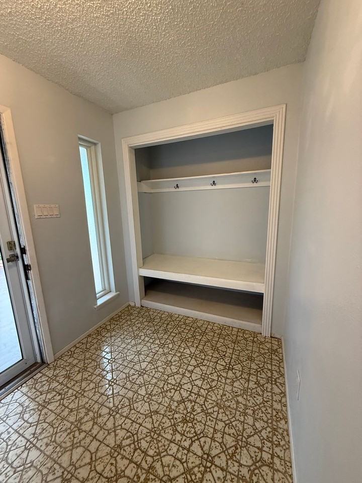 1401 Hillcrest Dr - Photo 5 of 35