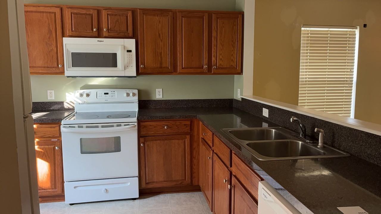 323 Bellegrove Dr - Photo 2 of 13