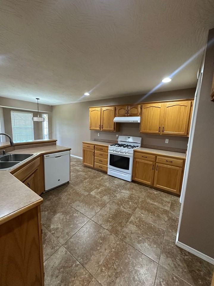 4410 W 2nd St - Photo 4 of 10