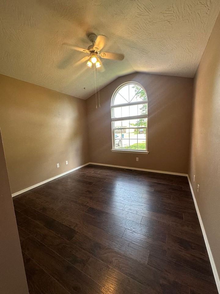 4410 W 2nd St - Photo 6 of 10
