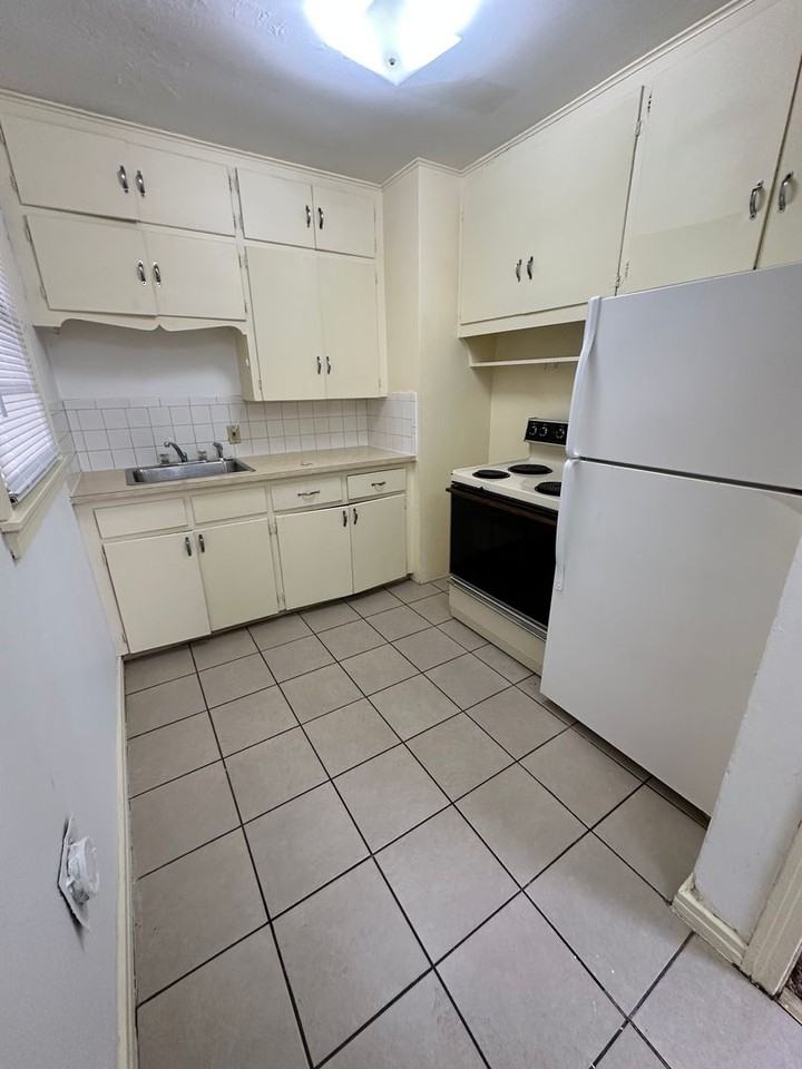 466 W 10th St - Photo 4 of 8