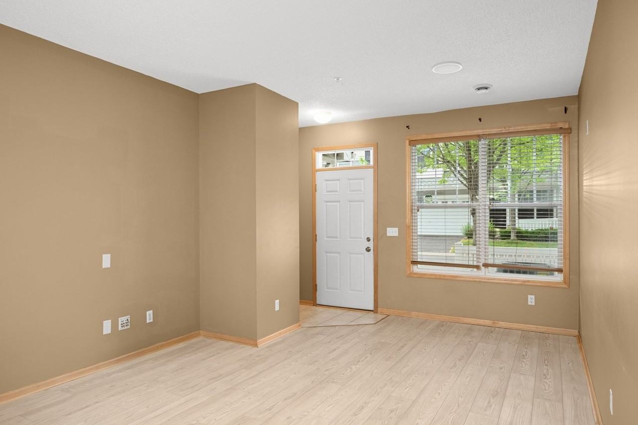 3049 Chamberlin St N - Photo 2 of 19