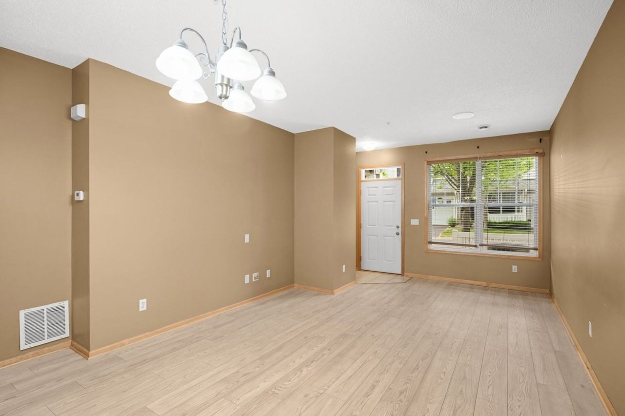 3049 Chamberlin St N - Photo 3 of 19