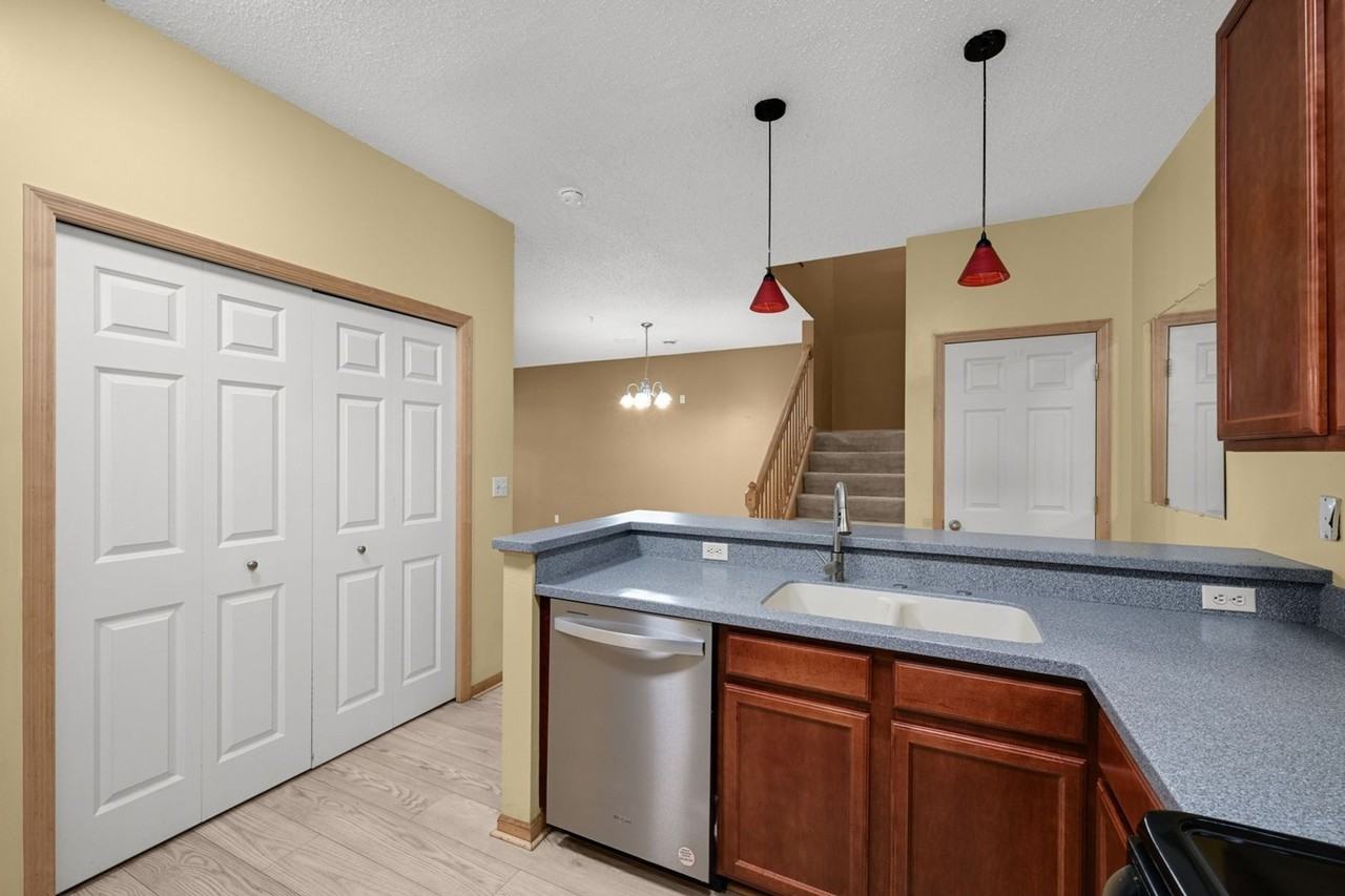3049 Chamberlin St N - Photo 7 of 19