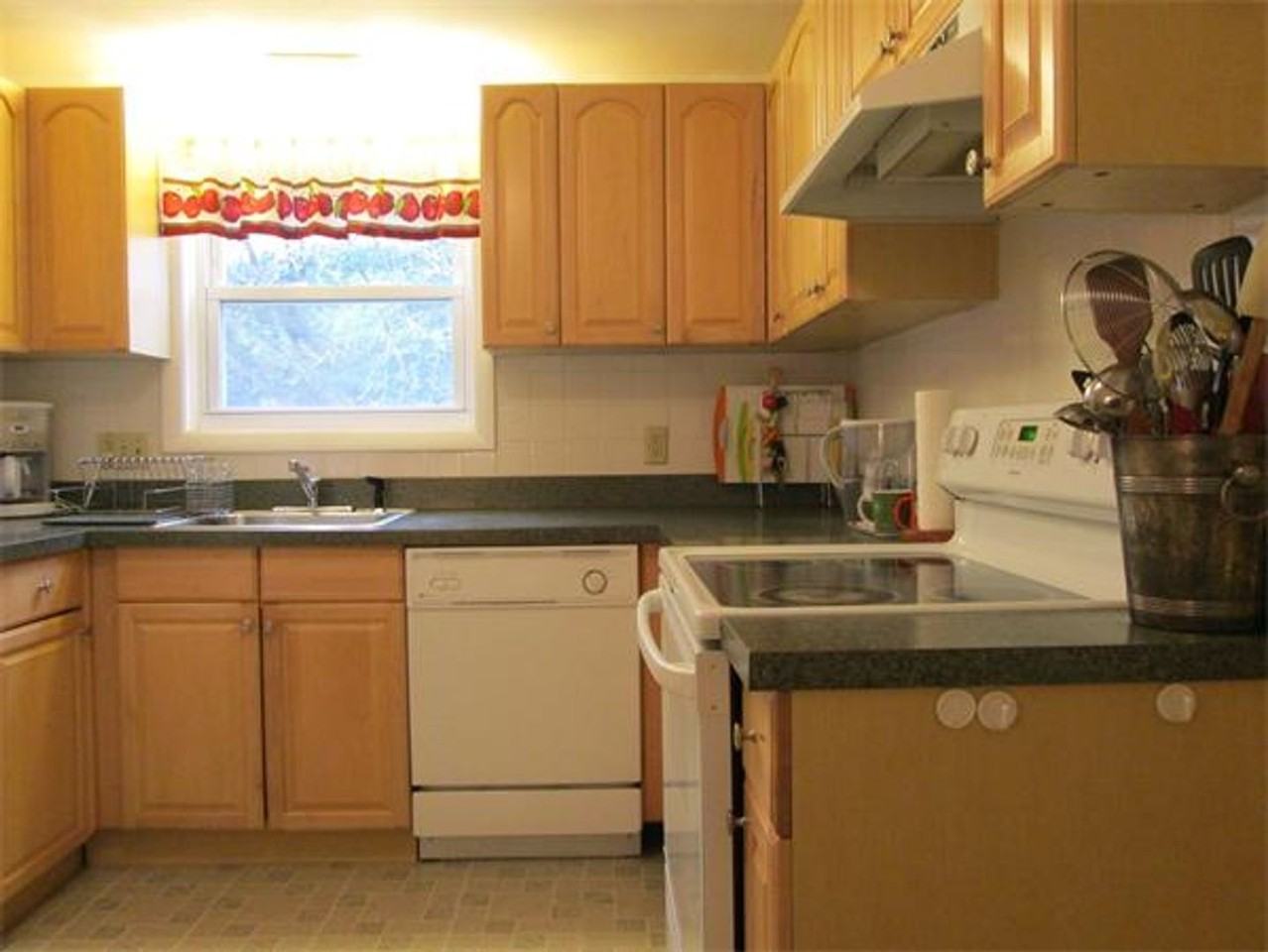 139 Gould St - Photo 5 of 11