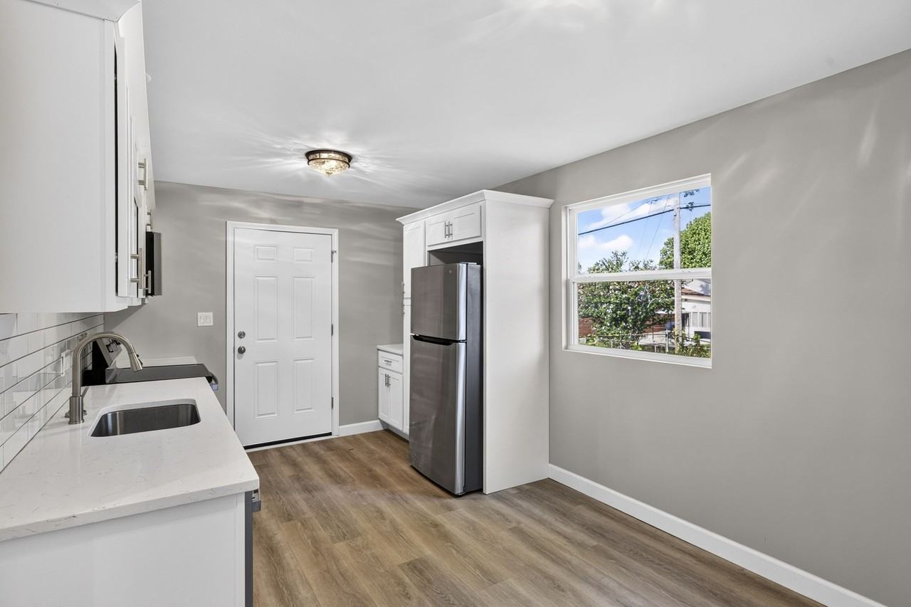 2209 Campus Dr #1 - Photo 5 of 18