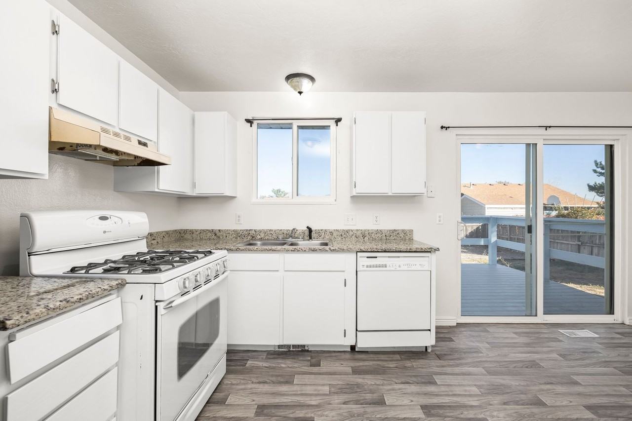 6585 S 5135 W - Photo 3 of 18