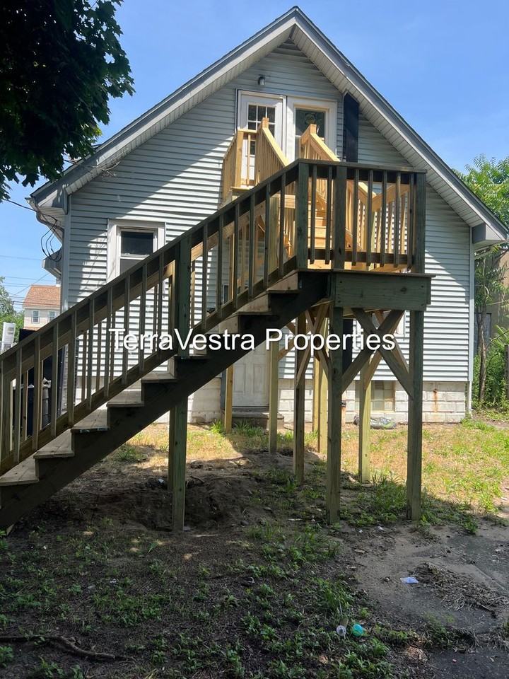 424 W Broad St - Photo 2 of 12