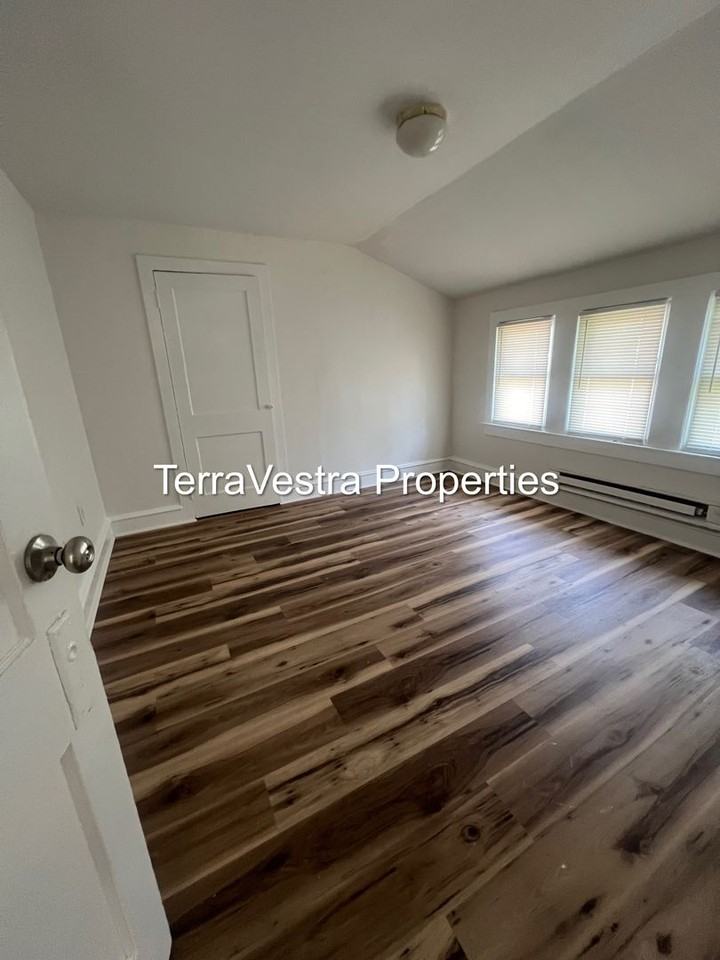 424 W Broad St - Photo 3 of 12