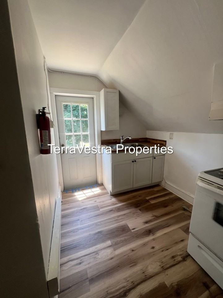424 W Broad St - Photo 5 of 12