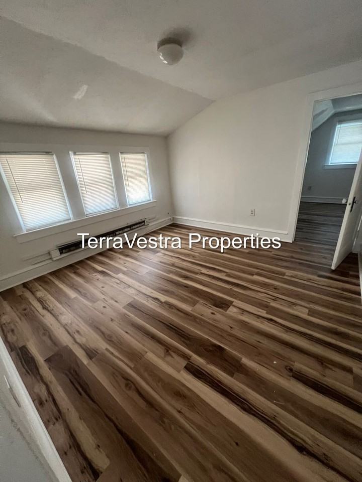 424 W Broad St - Photo 6 of 12