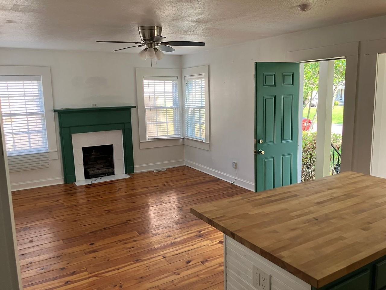 1209 Lee St - Photo 2 of 12