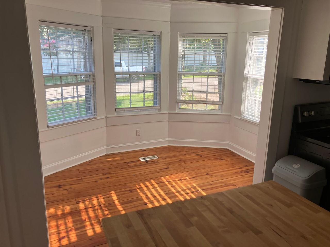 1209 Lee St - Photo 3 of 12