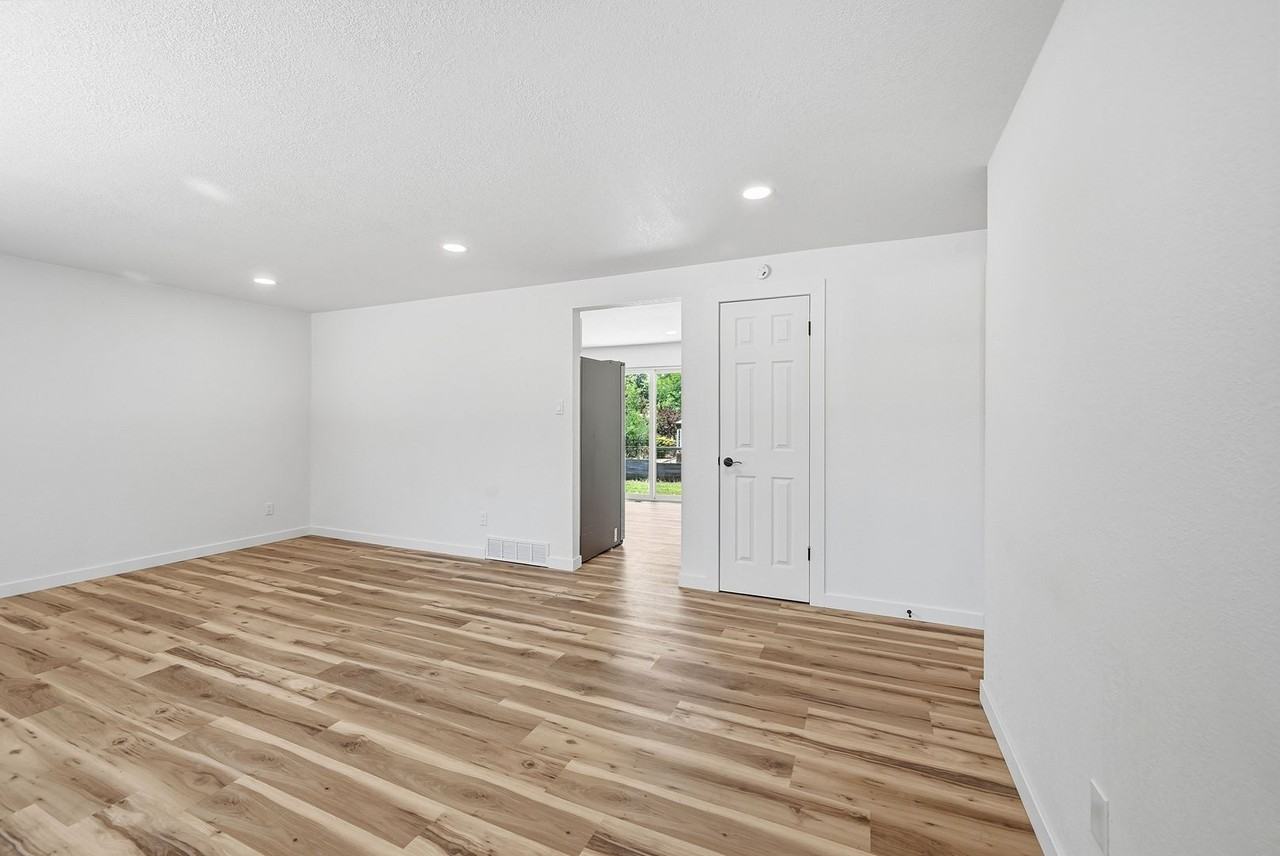 23 University Dr - Photo 6 of 40