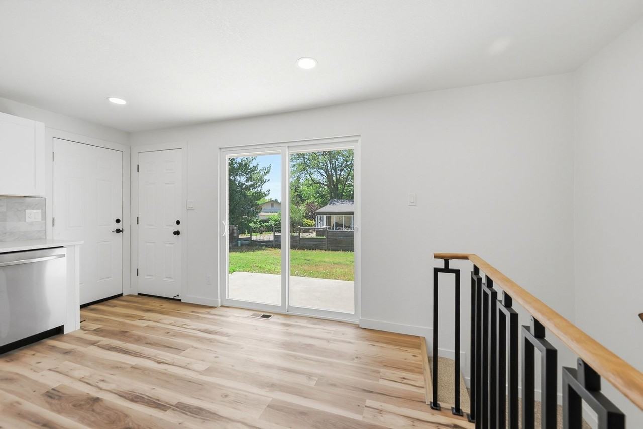 23 University Dr - Photo 7 of 40