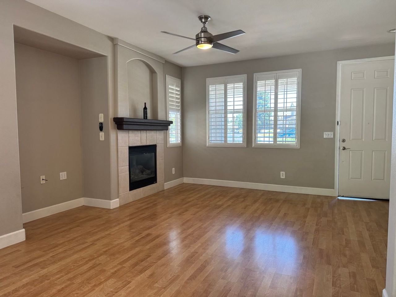 576 Sutherland Ranch Ln - Photo 3 of 24