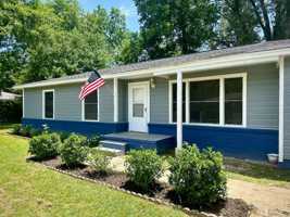 featured image of 104 W Primrose Ln