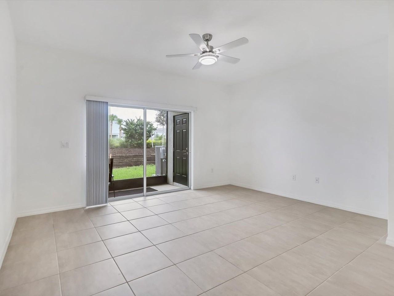 8577 Daybreak St - Photo 5 of 33