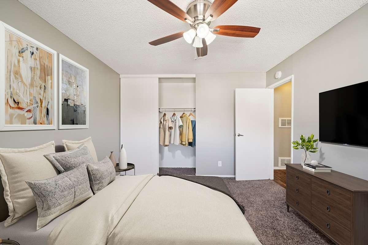 160 W Big Springs Rd - Photo 4 of 35