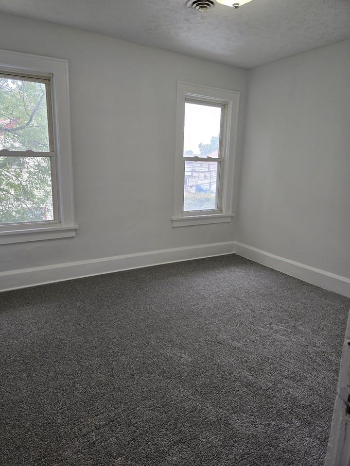 Minerva Court Northwest - 1812 1/2 #1812-1-2 - Photo 4 of 6