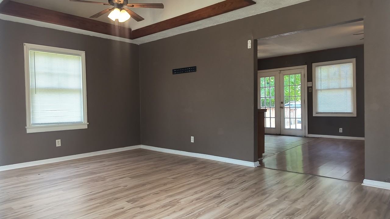 1113 W 33rd Ave #1 - Photo 2 of 10